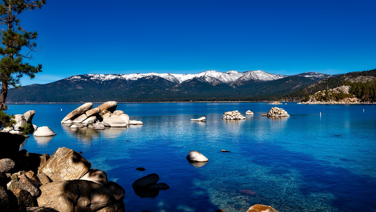 タホ湖（Lake Tahoe レイクタホ）は、アメリカ合衆国カリフォルニア州とネバダ州の州境のシエラネヴァダ山中にある湖