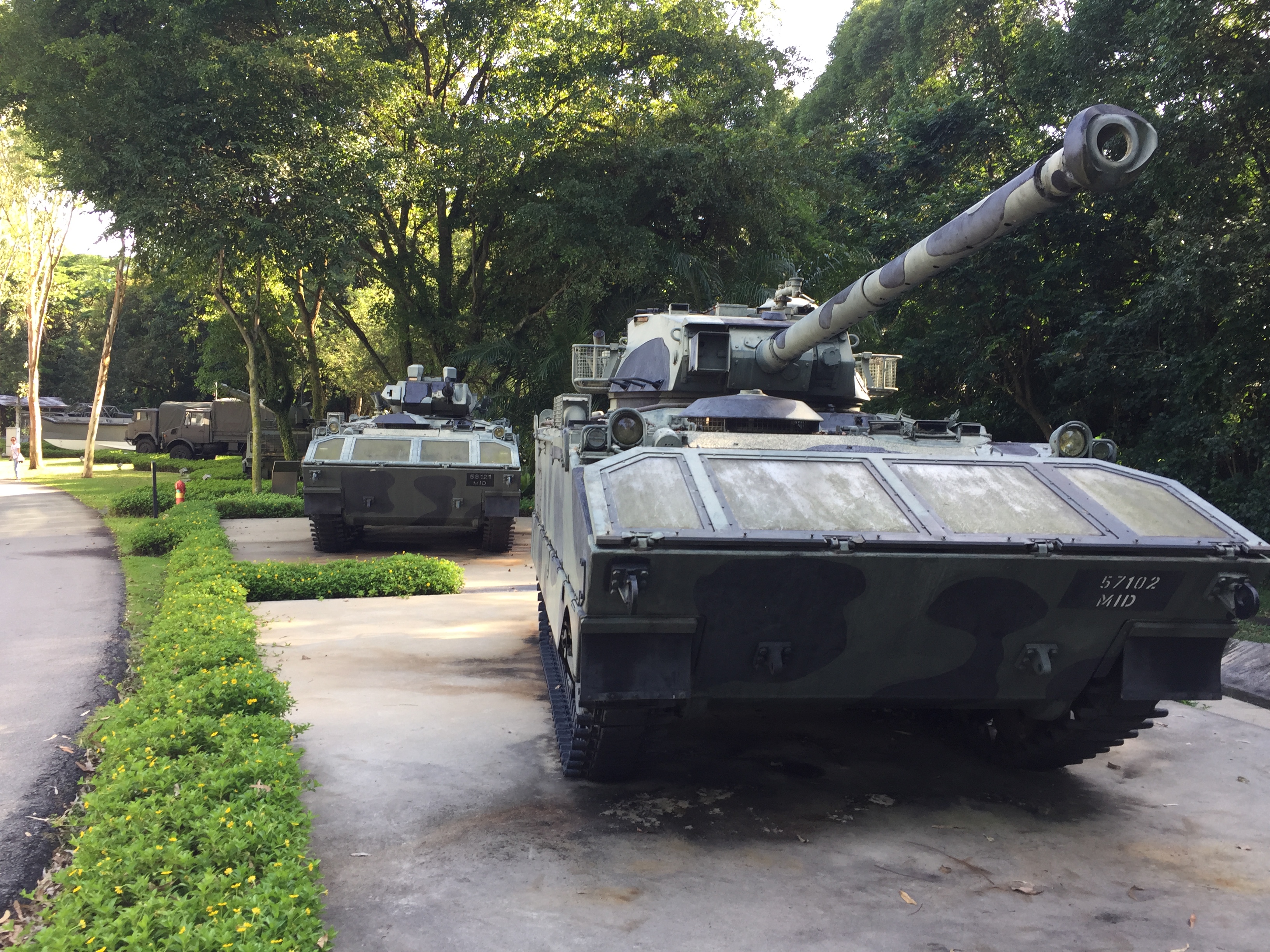 陸軍博物館前には、様々な本物の戦車が陳列されている（筆者撮影）