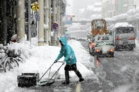 店頭の雪かきが大変